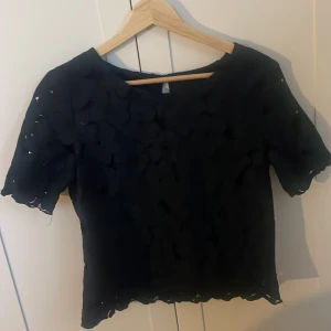 Blå spets blus - Jötte snygg blus från holly white, spets blus i blå💓