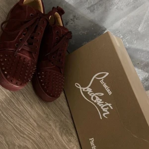 Christian Louboutin  - Säljer dessa då de inte kommer till användning. De är i skick 8/10. 