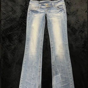 Lowwaist bootcut jeans - Supersnygga lågmidjade bootcut jeans som är köpta på Plick men som jag säljer vidare då de tyvärr var för långa för mig❣️Jättebra skick❣️ Midjemått: 39-40 cm Innerbenslängd: 84 cm Skriv privat så skickar jag fler bilder och mått❤️🙏