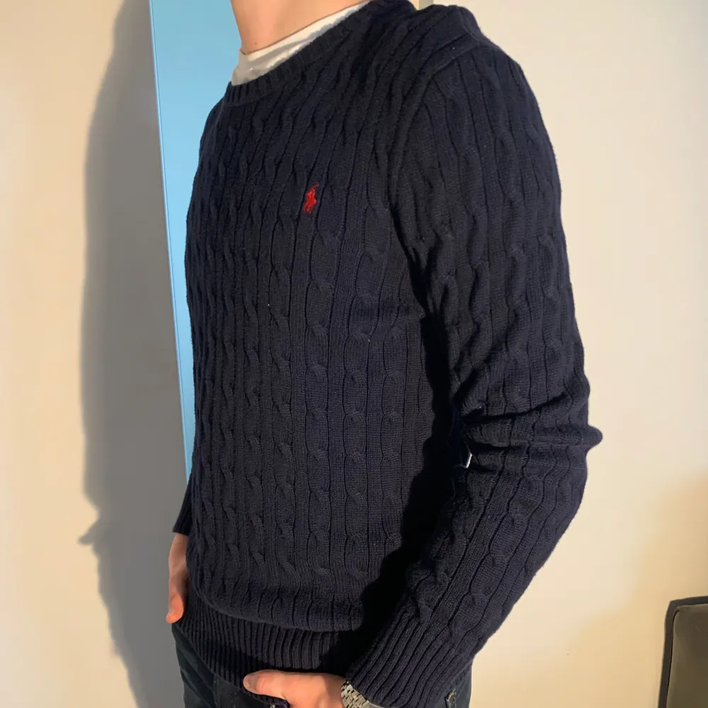 Tja säljer nu en kabel stickad Ralph Lauren tröja som är grymt snygg i storlek XL men passar som small och modellen på bilden är ca 180 lång.  Skick: 5/10 inga hål eller fläckar bara kragen som är ut töjd . Stickat.