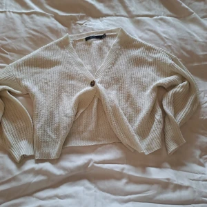 Superskön kofta - Perfekt till sommaren  Säljer då den inge kommer till användning ☀️ 