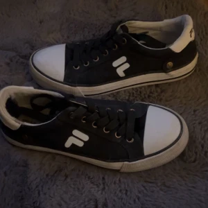 Fila skor - Jättefina fila skor påminner lite om convers mycket bra skick! Nypris 550kr