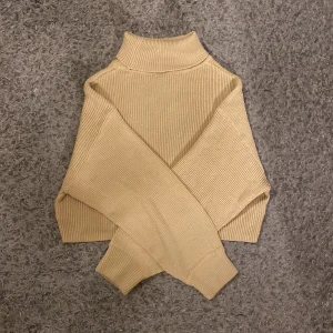 Stickad tröja - Stickad tröja i croppad modell i storlek M.