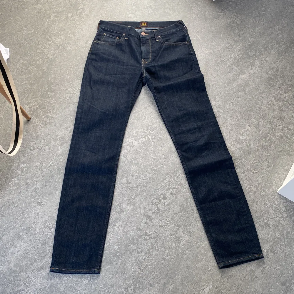 Mörkblåa slim jeans från lee. Modell: Rider  . Jeans & Byxor.