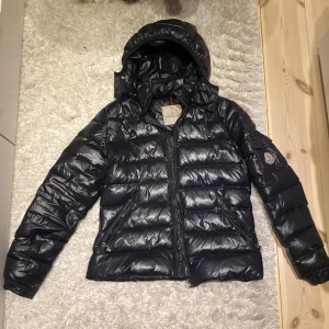 Moncler maya  - Säljer min moncler jacka, använd få gånger vilket betyder att den är i bra skick🥰 hör av er om frågor