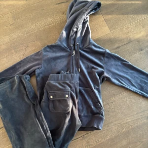 Juicy Couture sett/mörkblå/storlek Xxs/S - Ett mycket bra Juicy sett i färgen mörkblå! Koftan är i storlek S och är nästan oanvänd, byxorna är i storlek Xxs och är ganska så använda! Går att köpa vardera plagg separat 💞💞💘💘
