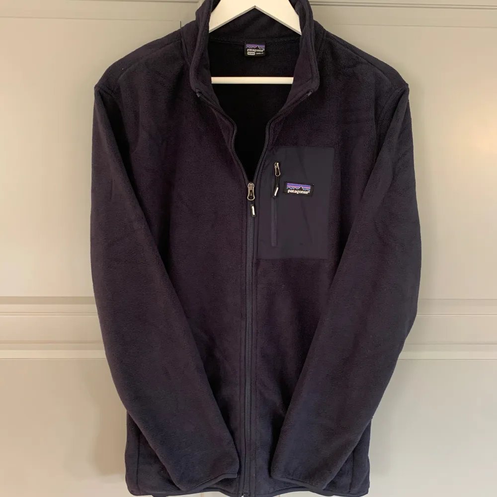 Säljer denna sjukt feta Patagonia fleece tröja i topp skicka endast använd 2 gånger | storlek M | nypris 1499kr! Säljer endast för 999kr! | modellen på bilden är 185 o väger 76kg . Tröjor & Koftor.