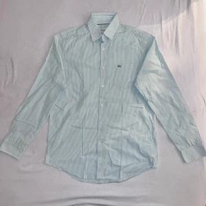 Lacoste skjorta - Storlek 38, sitter som S. Lite smutsig och de små kragknapparna sitter lite löst. Skriv om du undrar något!  Rimliga prisförslag välkomnas!  FLER LIKNANDE PLAGG PÅ PROFILEN  94
