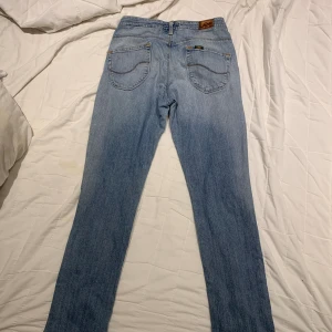 Lee Jeans - Lågmidjade Lee jeans me slits