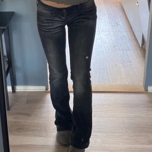 Lågmidjade utsvängda jeans - Skitsnygga utsvängda jeans som är lågmidjade! De sitter bra på mig som normalt har S och är 165cm💕