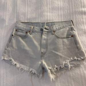 Jag säljer dessa ljus tvättade jeans shorts från Levis som har midje storlek W30, men passar mig som oftast är S. Inga tydliga defekter men är andvända. Köparen står för frakten! Skriv om ni vill ha fler bilder eller har några frågor☺️