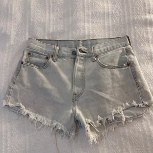 Ljusa jeans shorts - Jag säljer dessa ljus tvättade jeans shorts från Levis som har midje storlek W30, men passar mig som oftast är S. Inga tydliga defekter men är andvända. Köparen står för frakten! Skriv om ni vill ha fler bilder eller har några frågor☺️