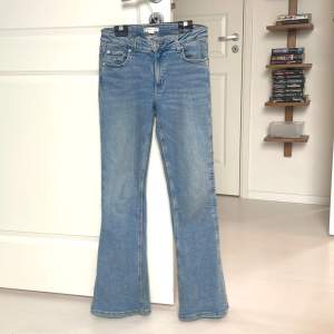 Ljusblå jeans från Gina Young. Bra kvalitet, dock lite slitna längst ned som man ser på andra bilden. De är något ljusare än den första bilden. Nypris ca 300kr. 