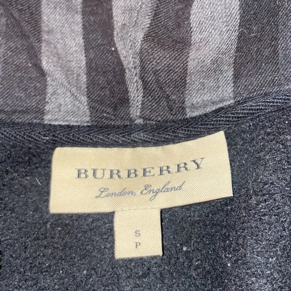 säljer min svarta burberry kofta då det inte är min stil längre, hoodien är felfri inga märken eller något på den.. Hoodies.