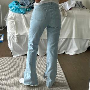 Jeans från Hanna Schönbergs kollektion med nakd. Super bra kvalité. Snygg slits vid benet. 
