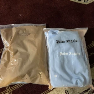 Palm angels dress - En Palm angels dress i en fin färg baby blue, Byxorna är L och tröjan är M sepererat kostar det 600 var tillsammans 999kr passa på och köp!!!