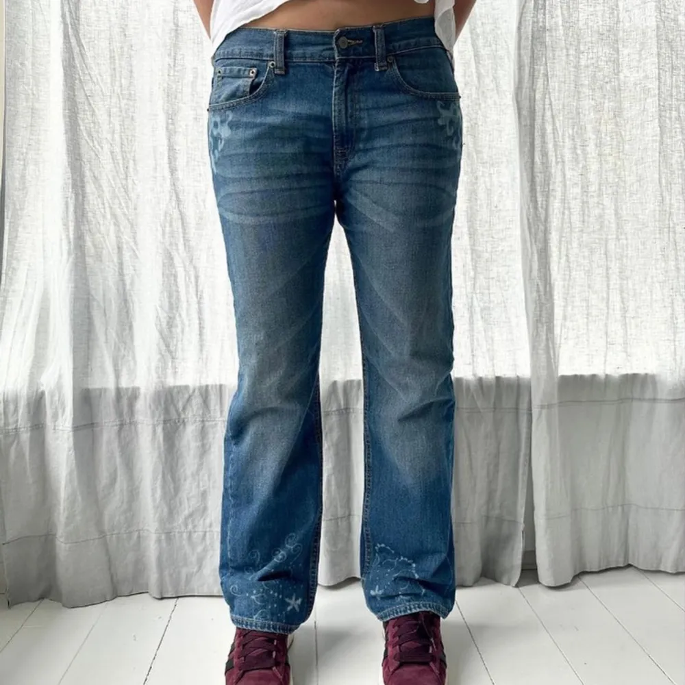 Coola jeans med tryck, köpta på ett UF företag men aldrig använda av mig för de passar inte!💕midjemått: 90 cm, innerbenslängd: 74 cm, uppskattad storlek: 40. Jeans & Byxor.