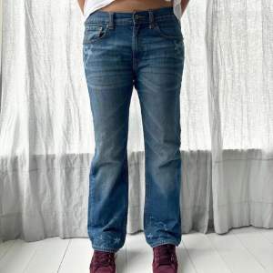 Coola jeans med tryck, köpta på ett UF företag men aldrig använda av mig för de passar inte!💕midjemått: 90 cm, innerbenslängd: 74 cm, uppskattad storlek: 40