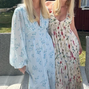 Blommig klänning - Den perfekta sommarklänningen!! Ifrån NAKD i storlek 34 😇⭐️Liknar adoore i modellen. Jag är 165 🤩 Som ny, köpt för 1000kr
