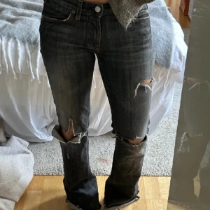 Lågmidjade jeans  - lågmidjade jeans i färgen grå, i stolek 27, från märket 7 for all mankind, nypris runt: 1500kr mitt pris: 350kr 🤍