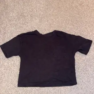 En svart t-shirt från GAP. Väldigt skönt material. Har en liten ficka i fram. Lite mer baggie. 