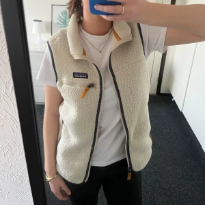 Patagonia teddyväst  - Säljer min trendiga och fina teddyväst från Patagonia som knappt är använd och i nyskick, därav priset🩷 perfekt nu till våren! Skriv för frågor