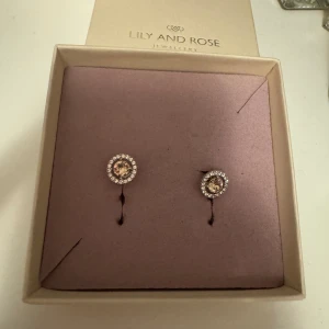 Lily and rose örhängen - Klassiska lily and rose örhängen som aldrig har använts, pris kan diskuteras vid snabb affär