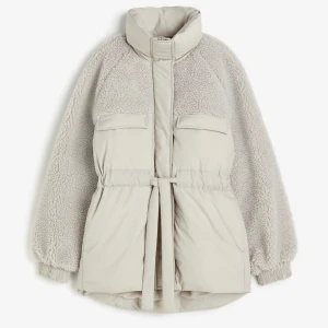 Hm pile jacka - h&m teddy  - Säljer denna jacka från h&m.  Kostar 799:- på h&m.  