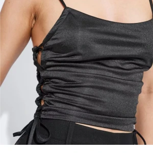 *VIT* knyt topp - Aldrig använd, endast provad. Sitter bra och är supersnygg. Man kan knyta snöret nedtill själv. Säljer då jag inte har något passande tillfälla att använda denna, gör mer nytta hos någon annan än att den ska ligga och skräpa💕 (OBS. Toppen är 2bilden!