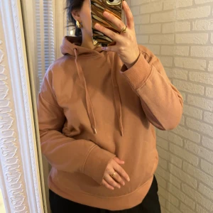 Rosa hoodie - Använder inte (smutsig spegel)