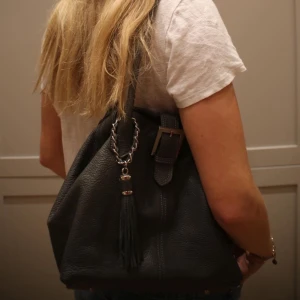 Gråväska  - Väska nummer 015 mellan storlek gråväska med fina silver detaljer.