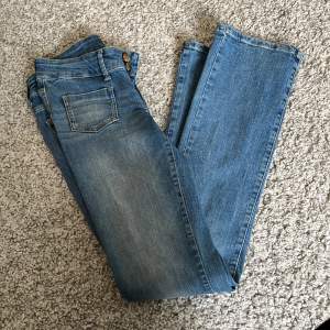 Jättefina bootcut jeans med unika fickor på framsidan. 