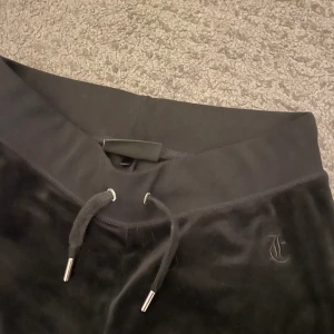 juicy couture  - säljer ett par svarta juicy couture byxor som aldrig är använda. köpta för 1100 och är jättesköna