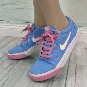 Snygga Nike SB Charge, storlek 38,5, skorna har sällan använts, har små tecken på slitage - se bilder.
