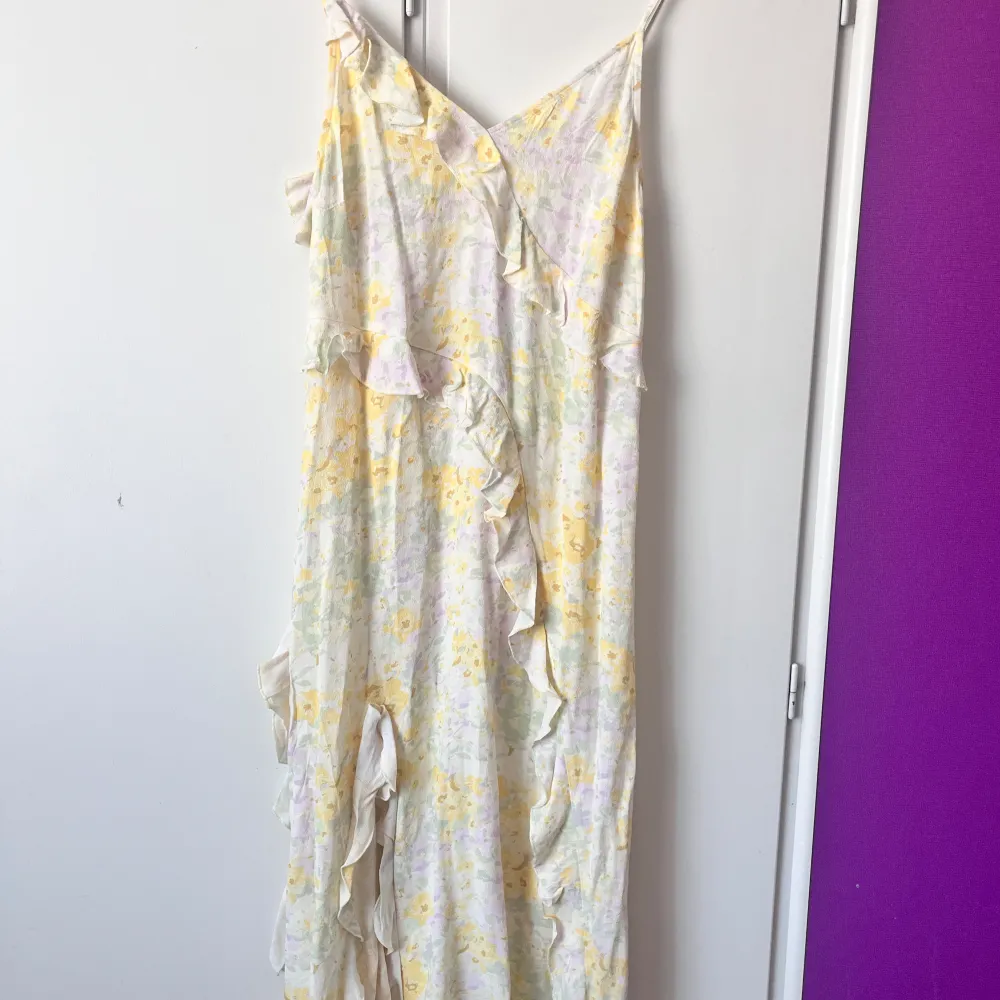 Säljer den här trendiga somriga klänningen från hm! Helt ny med prislapp! Skriv om ni har frågor!💗🌸. Klänningar.