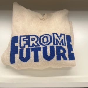 From futur tröja - Stickad kashmir tröja (hoodie) från from futur!❤️otroligt bra skick, köpt i Paris. Priset kan sårklart diskuteras.🥰