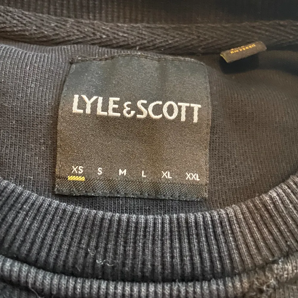 Svart Lyle & Scott tröja, storlek xs . Tröjor & Koftor.