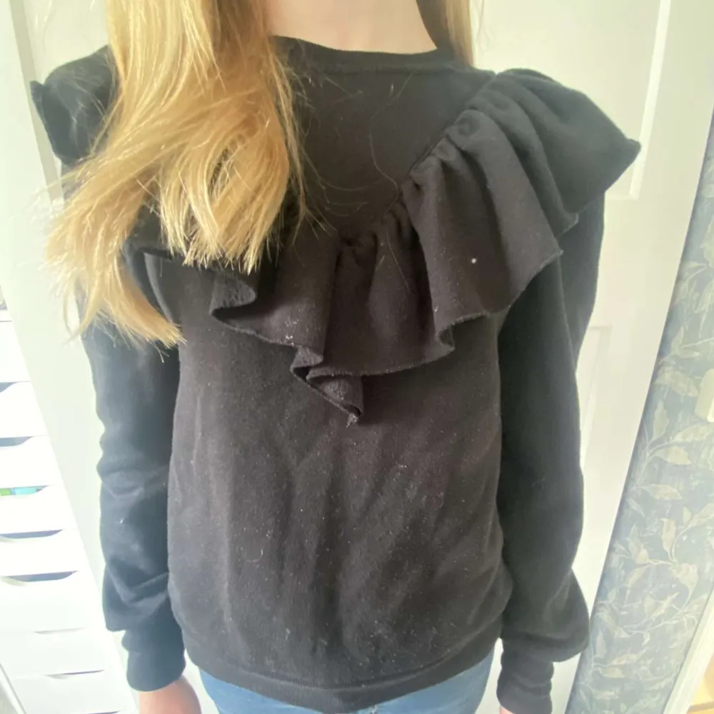 Säljer denna jättefina sweatshirt med volanger, då den inte kommer till användning💓💓 säljer för 250 men pris kan diskuteras!!💞💞💞. Tröjor & Koftor.