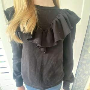 Säljer denna jättefina sweatshirt med volanger, då den inte kommer till användning💓💓 säljer för 250 men pris kan diskuteras!!💞💞💞