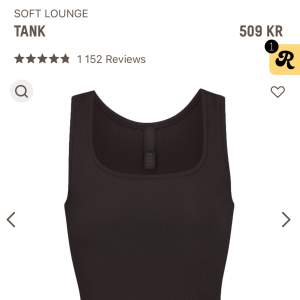 Skims linne i modellen ”Soft lounge tank” i storlek S. Helt ny.  (Kostar 605 kr om man beställer från hemsidan (produkt pris inklusive frakt)). 