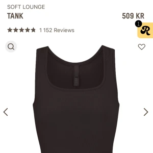 SKIMS LINNE  - Skims linne i modellen ”Soft lounge tank” i storlek S. Helt ny.  (Kostar 605 kr om man beställer från hemsidan (produkt pris inklusive frakt)). 