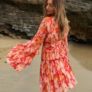 NAKD SANNA klänning  - Intressekoll på min klänning från Sanna Jörnviks kollektion med NAKD, slutsåld och går ej att få tag på! Oanvänd med lappar kvar<3 hör av er vid intresse!! BUD PÅ 800💛🤝🏼KÖP DIREKT FÖR 900kr!!!