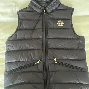 Säljer en Moncler väst i snygg mörkblå färg. Super fräsch!  