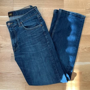 Lee jeans 31/32 - Fint skick förutom märket där back som sitter lite löst. Sitter som en slim straight, beroende på vikt. 