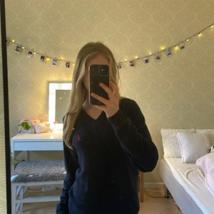 Ralph Lauren tröja i bra skick  - säljer min fina Ralph Lauren tröja eftersom jag inte använder den så mkt längre🤍 pris kan diskuteras 