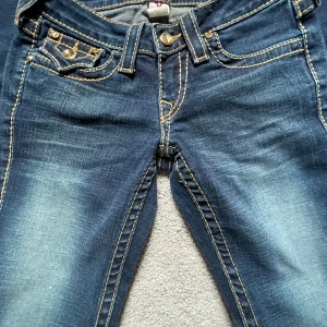 True religion jeans bootcut och Low waist  - Lägger ut de ingen🩵 (jag har tyvärr inga mått men skriv om ni vill veta hur dem är i midjan och sånt❤️