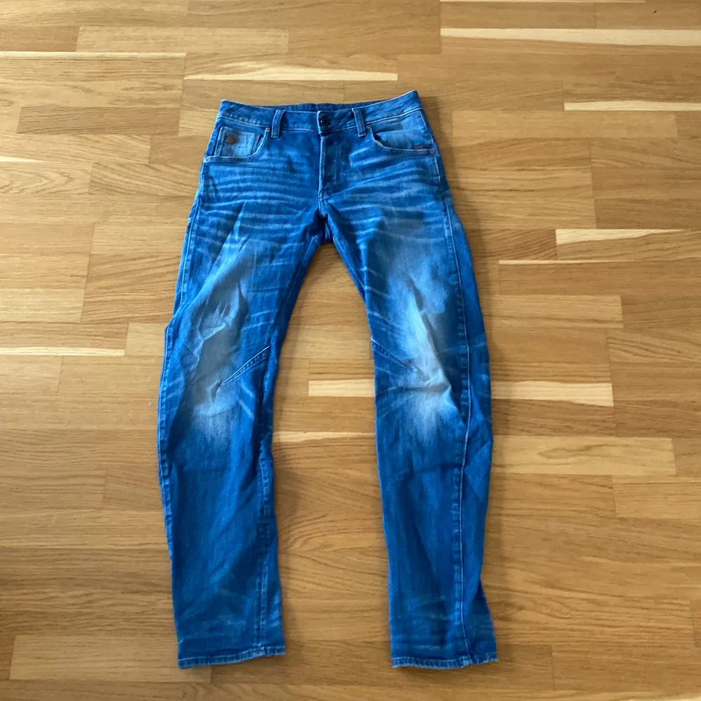 Säljer G star slim fit jeans i modellen ”Arc”, storlek 28/32. 7/10 skick. Nypris: 1300kr, Vårt pris: 99kr. Jeans & Byxor.