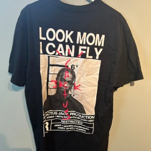 travis scott tshirt - skit snygg travis scott t shirt. skick 5/5. nypris 1500kr, mitt pris 499
