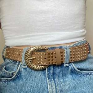 bälte skärp - hela bältet är 88 cm från närmsta hålet 78 cm