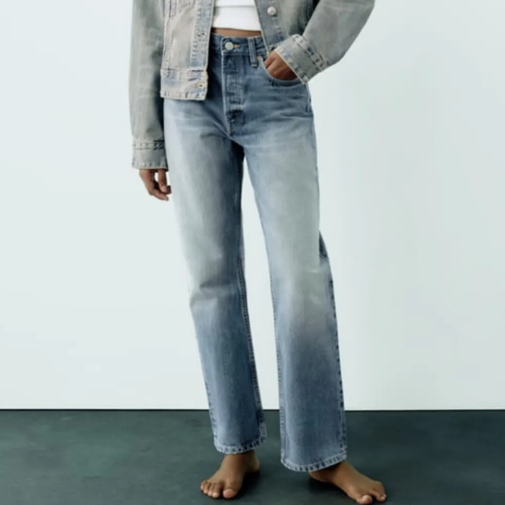 Raka medelhöga jeans från zara i storlek 38 i fint skick. Jeans & Byxor.